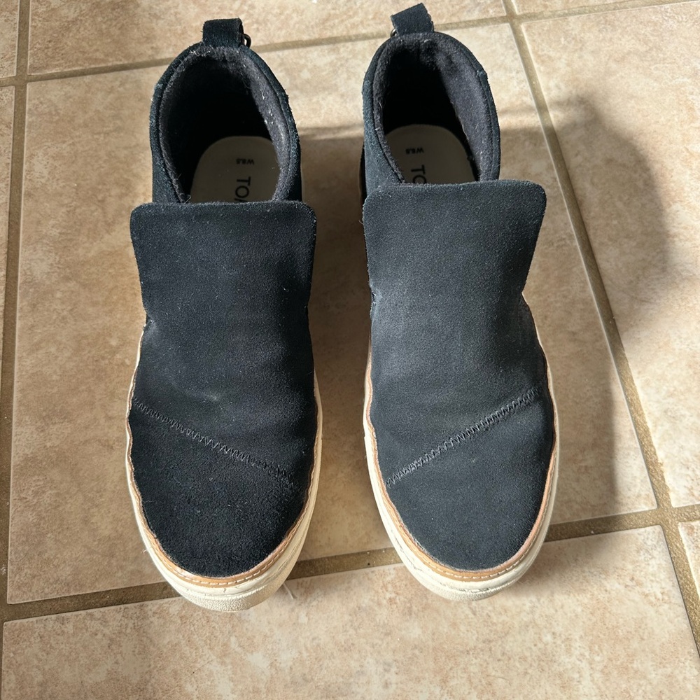 Tom’s Paxton mid cut Black Suede Slip-On Sneakers 8.5